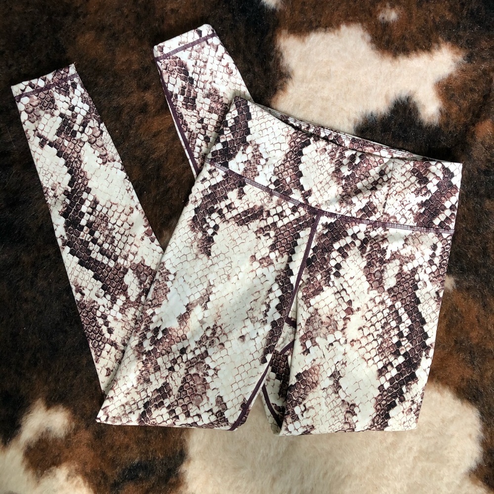 Manduka Essential Legging Sidewinder Snake Print